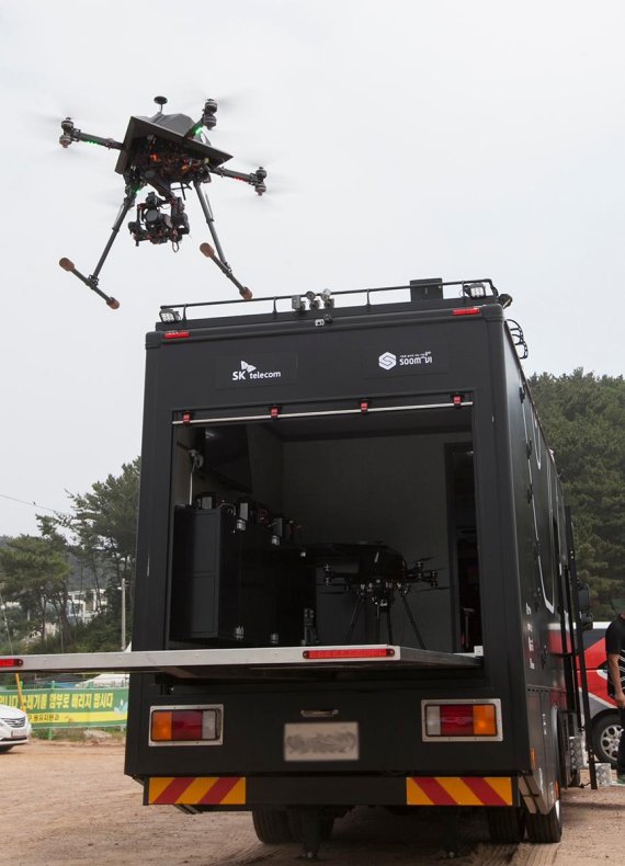SK텔레콤과 숨비가 만든 '이동형 관제센터'는 별도의 서버 없이 직접 드론 촬영 영상을 송수신하기 때문에 실제 상황과 1초 미만의 시차를 보였다. /사진=SK텔레콤