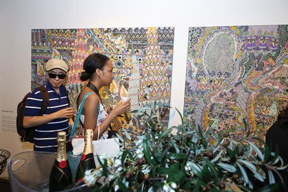 지난 12일 태국미술전 오프닝행사에서 참석자들이 전시품을 관람하고 있다.