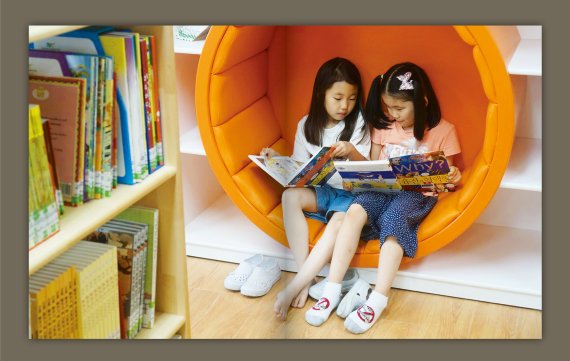 전남 나주 빛누리초등학교 학생들이 예스24 '책보내기 캠페인'으로 받은 책을 즐겁게 읽고 있다.