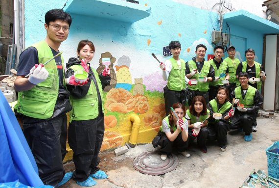 현대엔지니어링은 임직원들이 최근 서울역 인근 소재 '디딤돌하우스 3호' 리모델링 현장 벽화 그리기 봉사활동을 진행하고 기념촬영 했다고 19일 밝혔다.