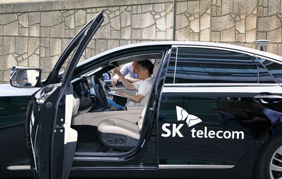 서울대 관악캠퍼스에서 SK텔레콤 자동차기술연구팀과 서울대 이경수 교수팀이 자율주행 S/W를 테스트하고 있다. /사진=SK텔레콤