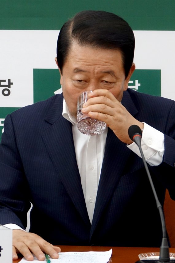 국민의당 박주선 비상대책위원장이 19일 국회 대표실에서 청와대 영수회담 결과를 브리핑하면서 물을 마시고 있다. 연합뉴스
