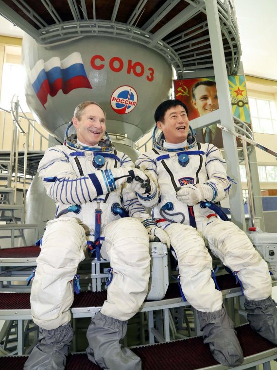 정찬민 경기 용인시장(오른쪽)이 러시아 스타시티 유리 가가린 우주비행사 훈련센터에서 우주복을 입고 우주인 체험을 하고 있다.