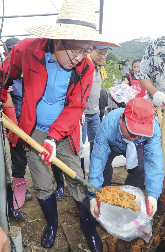 한편 홍 대표는 이날 청주시 상당구 낭성면 수해지역을 찾아 복구 작업에 참여했다. 연합뉴스