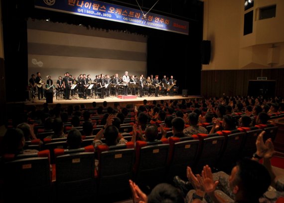 린나이코리아의 관악합주단 ‘린나이팝스오케스트라’는 지난 13일 제28사단 군 장병 및 가족 600여명을 초청해 '국군장병 위문공연'을 진행 했다.