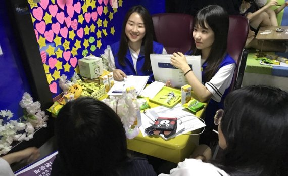 서울시립 청소년 이동쉼터 소속 직원들이 노동인권상담가로 나서 청소년 알바생들에게 노동인권 교육을 진행하고 있다. /사진=알바천국