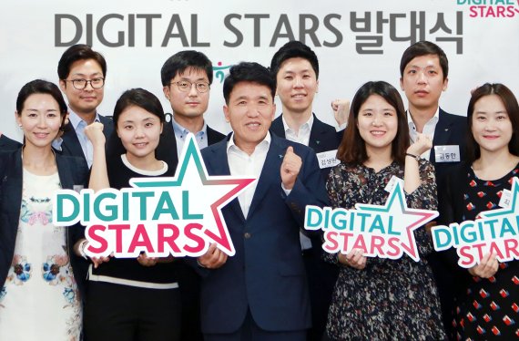 함영주 KEB하나은행장(앞줄 가운데)이 19일 서울 을지로 본점에서 DIGITAL STARS 출범식을 갖고, 선발된 직원들과 함께 기념촬영을 하고 있다.