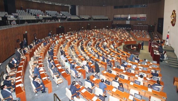 22일 오전 국회에서 열린 추경예산안 처리를 위한 본회의가 여야 모든 당 의원들이 참석한 가운데 진행되고 있다. 연합뉴스