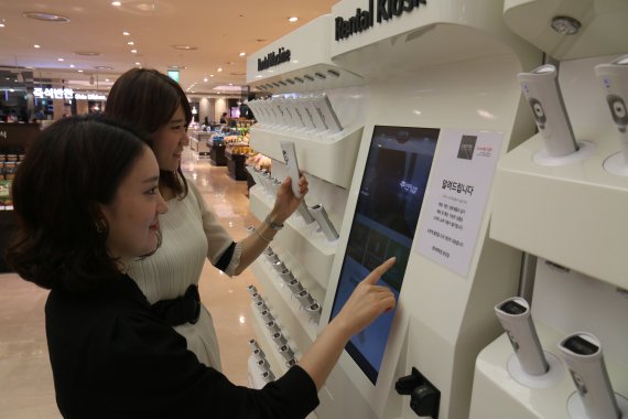 롯데백화점 서울 노원점 식품매장에서 고객들이 '스마트쇼퍼'를 이용해 쇼핑하고 있다.