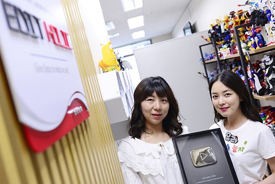 '유라야 놀자' 채널을 운영하고 있는 에디트홀릭의 김은반 대표(왼쪽)와 진행자 유라./조재형 기자