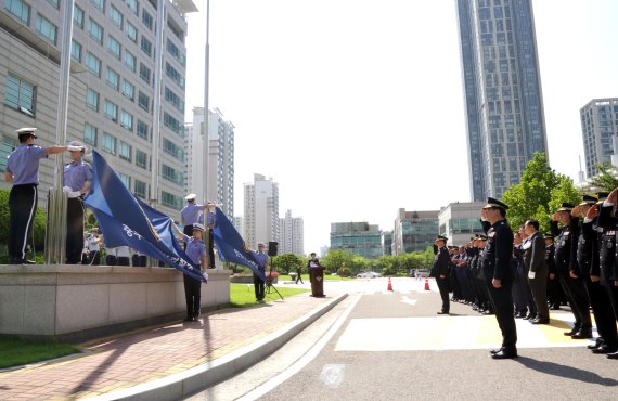 중부지방해양경찰청, 해양경찰청 독립에 따른 새 관서기 게양