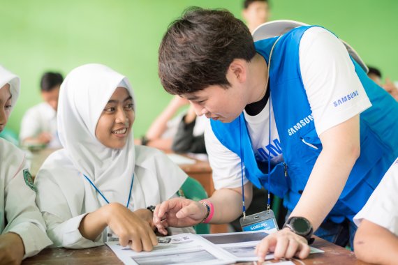 인도네시아 자카르타에 위치한 현지 고등학교에서 삼성전자 임직원이 청소년들을 대상으로 IT 교육을 실시하고 있다.
