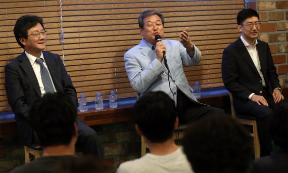 바른정당 김무성 의원(가운데)이 26일 저녁 부산 수영구 지우메디팰리스에 열린 당원과 함께하는 한 여름밤의 토크쇼에서 발언하고 있다. 연합뉴스