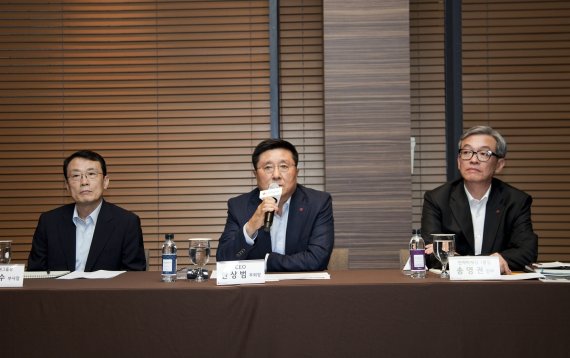 지난 26일 서울 여의도 LG트윈타워에서 진행된 LG디스플레이 기자간담회에서 한상범 부회장(가운데)이 기자단의 질문에 답변하고 있다.