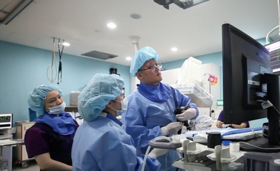 에이치플러스(H+) 양지병원 박재석 소화기센터장(오른쪽 첫번째)이 식도 이완 불능증 환자에게 '경구 내시경 식도 근절개술(POEM)'을 시행하고 있다.