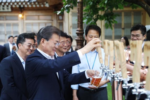 문재인 대통령이 직접 맥주 디스펜서에서 맥주를 따르고 있다. /사진=페이스북 '대한민국 청와대' 페이지