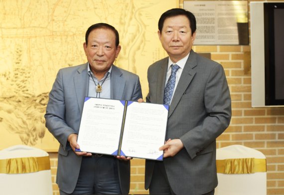 호전실업주식회사 박용철 회장(왼쪽)과 서울대학교 성낙인 총장이 '산학협력 연구를 위한 양해각서'를 28일 체결했다.