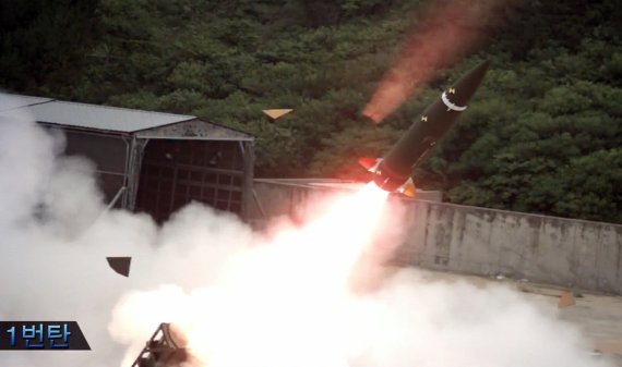 북한의 미사일 발사 등 위협에 대응하기 위해 국방과학연구소가 개발 중인 신형 탄도미사일의 발사 장면을이 29일 공개됐다.