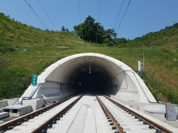 원주~강릉 철도구간의 대관령 터널 외부 모습.