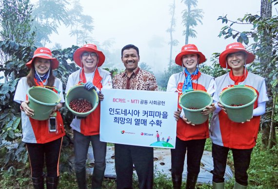 BC카드는 ‘빨간밥차 봉사단’이 지난 7월 21일부터 8일 동안 인도네시아 자바섬에 위치한 오지마을(짠디야산)의 경제적 자립기반 마련을 위한 봉사활동을 실시했다고 7월 31일 밝혔다.