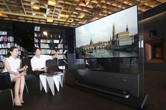 LG전자 제품모델이 경남 남해에 위치한 '사우스케이프 스파 앤 스위트'내 음악 감상 공간에서 'LG 시그니처 올레드 TV W'를 시청하고 있다.