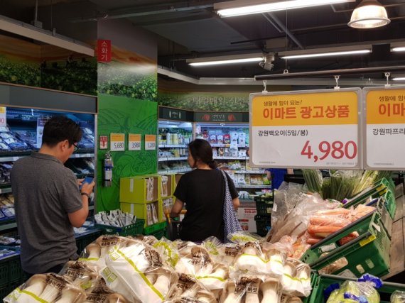 폭염과 기습폭우로 과일과 채소류 가격이 천정부지로 치솟는 가운데 1일 서울 동작구의 이마트 내 채소류 코너에서 소비자들이 가격표를 살펴보고 있다. 사진=오은선 기자