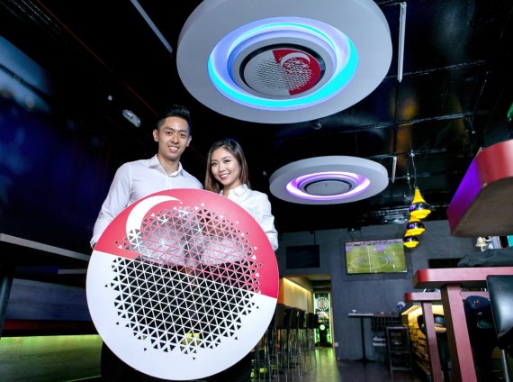 싱가포르의 젊은이들이 즐겨찾는 탄종파가 지역에 위치한 레스토랑에 삼성전자 360 카세트 제품이 설치됐다. 360 카세트의 원형 디자인은 어떤 공간에서도 조화를 이루는 것이 특징이며, 전면 원형 패널과 주변에 국기, 다양한 색상의 조명 등을 적용해 인테리어 효과를 극대화 할 수 있다.