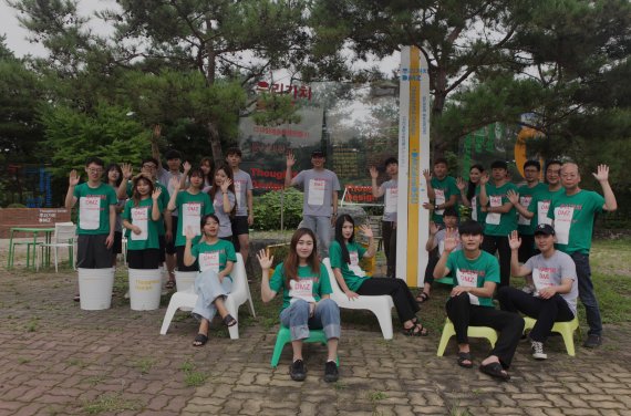 동서대 디자인대학 학생들이 해마루촌에서 '디자인예술마을 만들기' 봉사활동을 펼친 뒤 기념촬영 하고 있다.