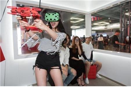 VR테마파크 '몬스터 VR'에서 관람객들이 VR 콘텐츠를 체험하고 있다.