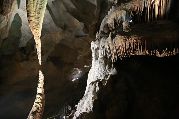 충북 단양 고수동굴 내 종유석과 석순이 만나기 직전의 모습을 보여주는 사랑바위.