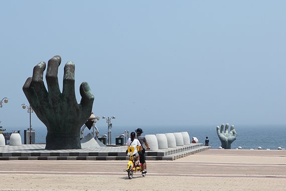 경북 포항'상생의 손'은 육지에 있는 왼손과 바다에 있는 오른손이 한 쌍이다.