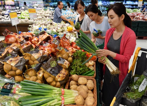 이마트가 밥상물가 안정을 위해 전격적으로 채소가격 인하를 단행한 가운데 3일 이마트 서울 용산점에서 주부들이 채소를 고르고 있다. 사진=서동일 기자