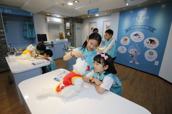 키자니아 서울 어린이 유기동물 체험 ‘동물복지센터’에서 아이들이 유기동물을 돌보는 ‘동물 활동가’ 체험을 하고 있다.
