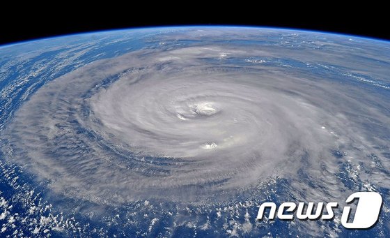 2017년 8월 국제우주정거장(ISS)에서 바라본 5호 태풍 노루의 모습. /사진=뉴스1(NASA 홈페이지)