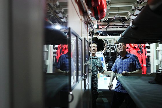 휴가중 잠수함 사령부 찾은 文대통령 휴가 중인 문재인 대통령이 지난 3일 경남 진해 해군기지에 있는 잠수함사령부를 방문, 안중근함 안에서 잠수함사령관 박노천 소장으로부터 설명을 듣고 있다. 현직 대통령이 작전 운용중인 잠수함 내부까지 들어간 것은 이번이 처음이다.