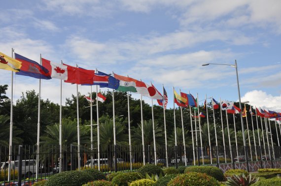 아세안지역안보포럼(ARF)이 열리는 필리핀 마닐라의 필리핀국제컨벤션센터(PICC) 앞에 태극기와 인공기를 포함한 27개 ARF 참가국 국기가 게양돼 있다.연합뉴스