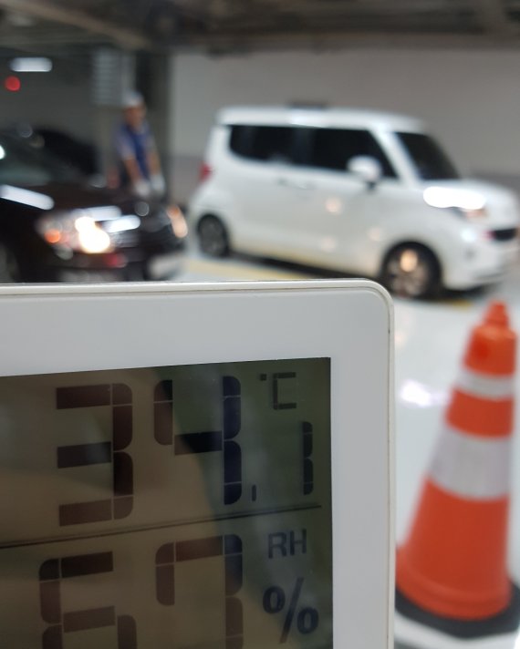 지난 3일 오후 서울 송파구 모대형 마트 지하주차요원이 차량을 빈 주차공간으로 인도하고 있다. 지하주차장의 온도는 34.1℃였다. 사진=최용준 기자