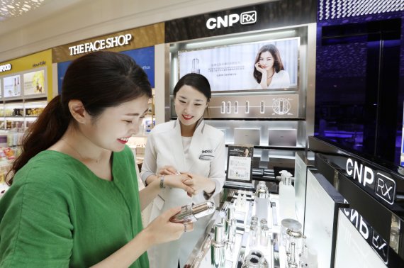 서울 잠실 롯데월드타워면세점의 ‘CNP Rx(씨앤피 알엑스)’ 매장에서 한 고객이 제품을 살펴보고 있다.