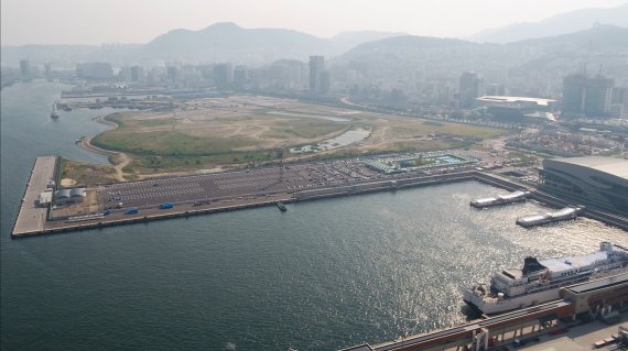 부산항 국제여객터미널에 크주즈 전용 입국심사장(왼쪽 끝 건물)과 대형 주차장에 추가로 건립돼 관광 편의로 지역경제 활성화에도 도움을 줄 것으로 기대된다.