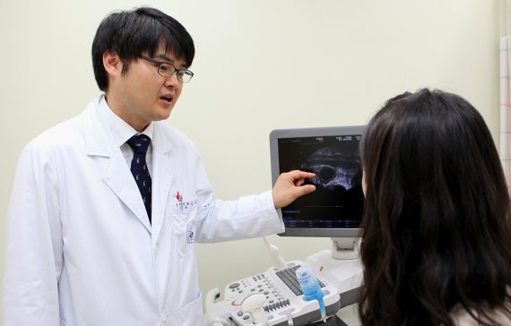 고려대학교 구로병원 산부인과 김용진 교수가 환자를 진료하고 있다.