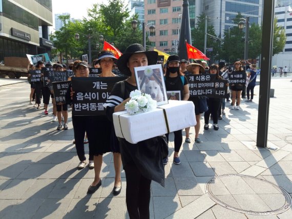 동물보호단체들이 말복을 약 1주일 앞둔 지난 5일 서울 인사동에서 개식용에 반대하는 피켓을 들고 가두 행진을 벌이고 있다.