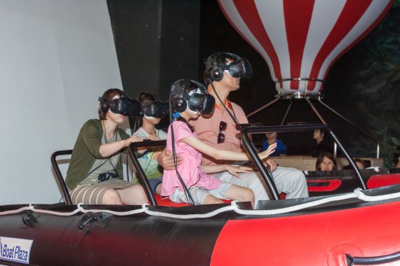 지난 4일 인천 송도에 문을 연 가상현실 테마파크 '몬스터VR'에서 관람객들이 VR 어트랙션(체험형 놀이기구)을 즐기고 있다.