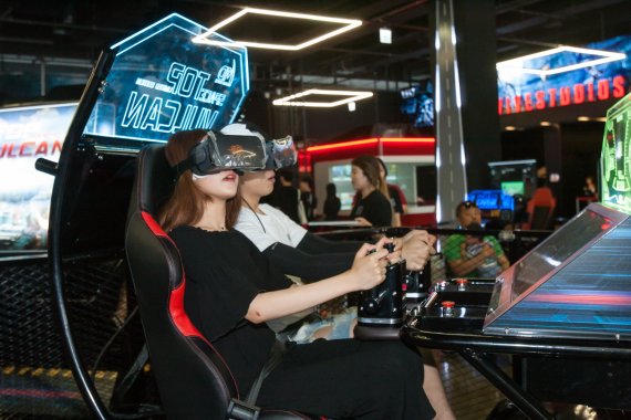 지난 4일 인천 송도에 문을 연 가상현실 테마파크 '몬스터VR'에서 관람객들이 VR 어트랙션(체험형 놀이기구)을 즐기고 있다.