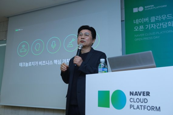 박원기 네이버비즈니스플랫폼(NBP) 대표가 지난달 17일 서울 강남 캐피탈타워에서 기자간담회를 열고 '네이버 클라우드 플랫폼'을 소개하고 있다.