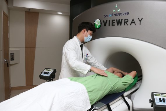 서울대병원에서 암환자가 뷰레이로 방사선 암치료를 하고 있다.