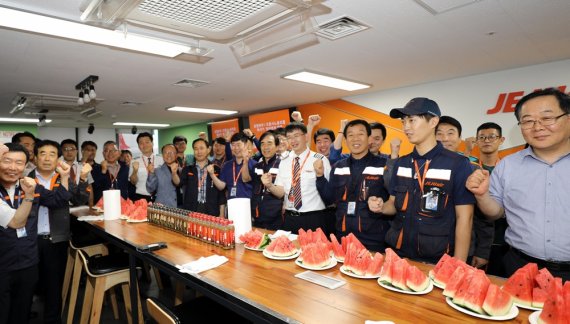 제주항공 조종사노조 조종사들이 지난 10일 김포국제공항 정비현장을 찾아 정비사들에게 감사인사를 전하고 안전운항을 다짐하며 기념촬영을 하고 있다. /사진=fnDB