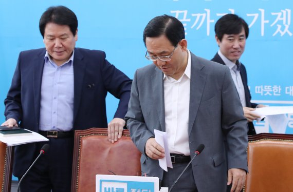 바른정당 주호영 원내대표가 11일 오전 국회에서 열린 원내대책회의에 참석해 자리에 앉고 있다. 왼쪽부터 정양석 원내수석부대표, 주호영 원내대표, 하태경 최고위원. 연합뉴스