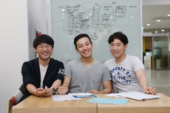 KAIST 창업석사 첫 졸업생(왼쪽부터 김동완, 이한별, 차창배 졸업생).