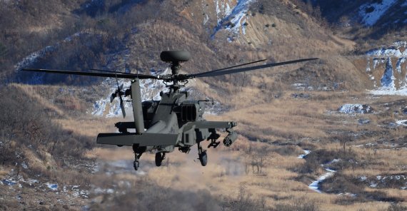 육군 항공작전사령부 소속 대형공격헬기 AH-64E(아파치 가디언)가 지난 2016년 12월 29일 경기도 양평 비승사격장에서2.75로켓 및 30mm건 사격을 하고 있다. 아파치 가디언 대대 창설로 항작사의 중요성이 더욱 부각되고 있지만, 지난 2013년 4월 이후 항공작전 전문가인 항공병과 조종사 출신들이 항작사령관 임명에서 배제되고 있다./사진=육군