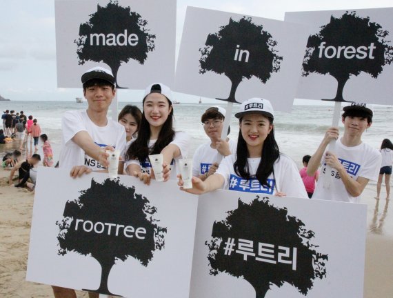 천연 유기농 화장품 '루트리(rootree)’는 부산 해운대 해수욕장에서 ‘루트리와 추억 만들기 이벤트’를 11~13일 3일간 진행했다. 행사에 참여한 모델들이 루트리 선크림을 들고 포즈를 취하고 있다.